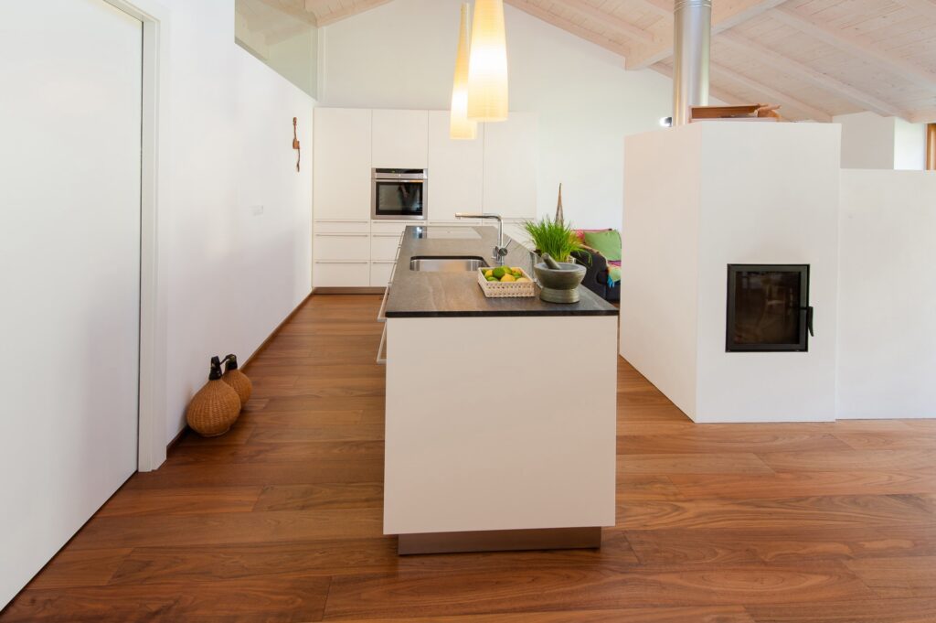 cucina ad isola e piano cottura con cappa integrata