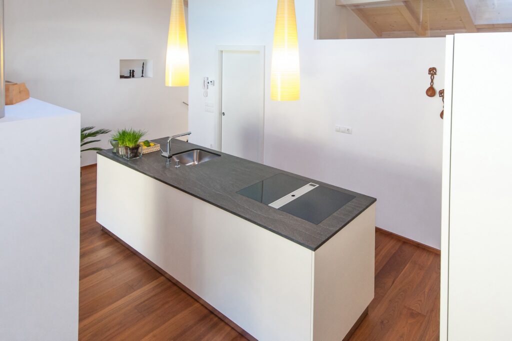 cucina ad isola e piano cottura con cappa integrata