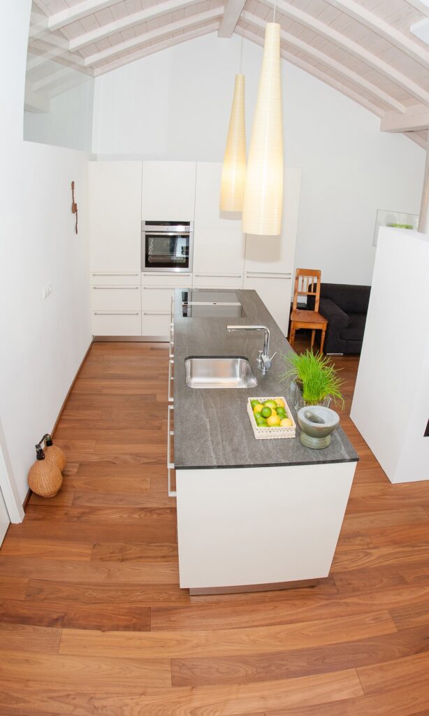 cucina ad isola e piano cottura con cappa integrata