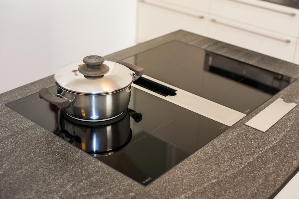 cucina ad isola e piano cottura con cappa integrata