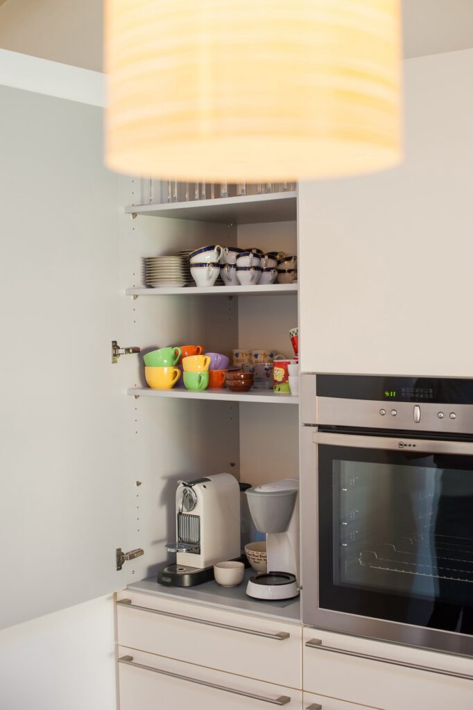 cucina ad isola e piano cottura con cappa integrata