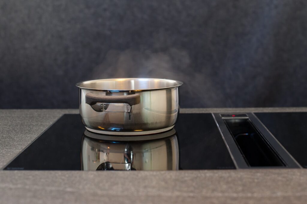 cucina ad isola e piano cottura con cappa integrata