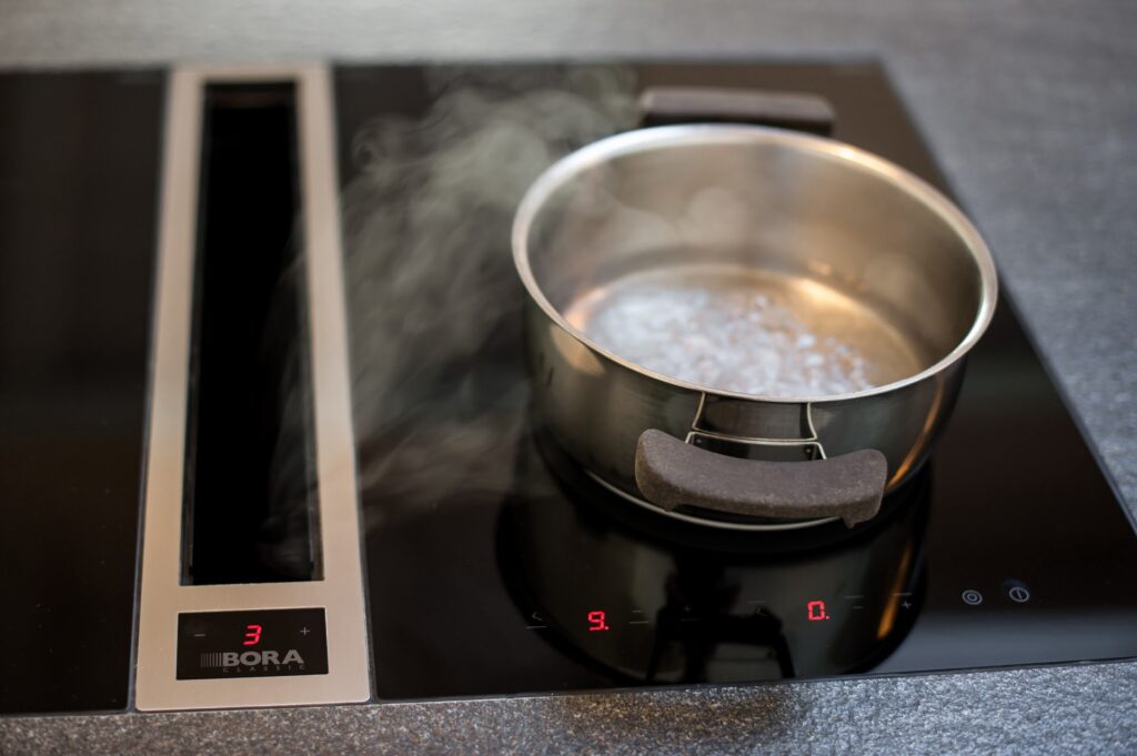 cucina ad isola e piano cottura con cappa integrata